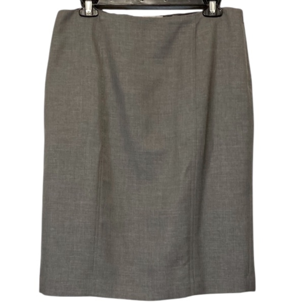 Women’s Size 8 Gray Skirt by Kasper.Zips  in back, goes with most colors. Nice.